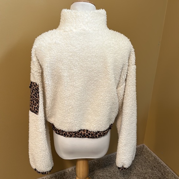 👛 Forever 21 Cropped Sherpa Pullover Jacket - Picture 2 of 5